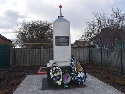 Братская могила советских воинов, погибших в боях с фашистскими захватчиками в 1943 году. Захоронено 2 человека, имена всех установлены. Обелиск