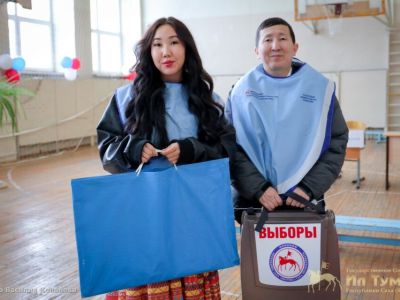 Народные депутаты Якутии принимают участие в голосовании на выборах депутатов Госдумы РФ