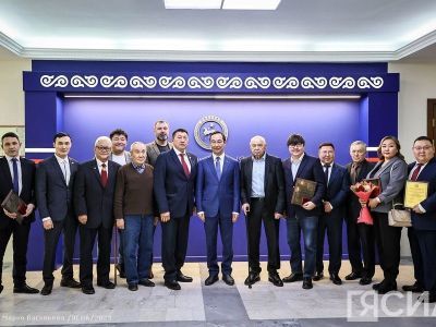 Айсен Николаев провел встречу с представителями общественности Якутии