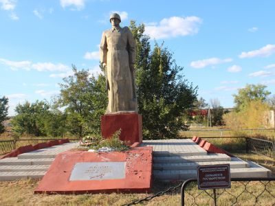 Братская могила советских воинов, погибших в годы Великой Отечественной войны