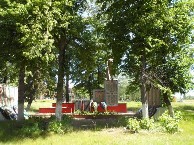 Братская могила советских воинов, погибших в боях с фашистскими захватчиками в 1943 году. Захоронено 113 человек, имена установлены. Скульптура советского воина