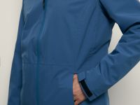 Спортивная ветровка приталенного силуэта