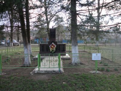 Братская могила 27 советских воинов, погибших в боях с фашистскими захватчиками