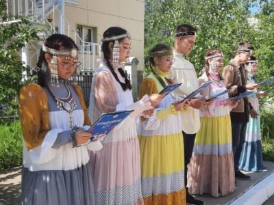 Дворовые вожатые Мирного познакомили детей с якутским праздником ысыах