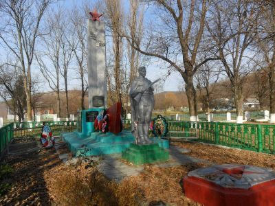 Братская могила красноармейцев, погибших за власть Советов в годы гражданской войны, и партизан, казненных фашистскими оккупантами