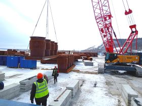 Специалисты приступили к сборке коффердамов для строительства пилонов Ленского моста