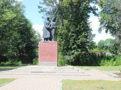 Братская могила советских воинов, погибших в боях с фашистскими захватчиками в 1943 году. Захоронено 998 человек, имена 994 человек установлены. Скульптура советского воина