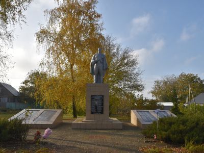 Братская могила советских воинов, погибших в боях с фашистскими захватчиками в 1943 году. Захоронено 44 человека, имена 19 человек установлены. Скульптура советского воина