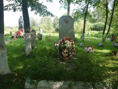 Воинское кладбище, на  котором захоронено 54 советских воина, умерших от ран в  госпитале в годы Великой Отечественной войны. (Установлены надгробные плиты и скульптура солдата)