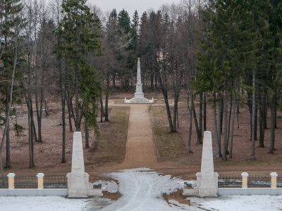 Два въездных обелиска парадного двора