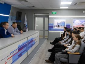 Якутских школьников познакомили с работой авиадиспетчеров