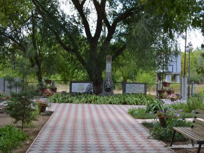 Братская могила советских воинов, погибших в период Сталинградской битвы и учителя-коммуниста Митюкова Ф.К., убитого кулаками