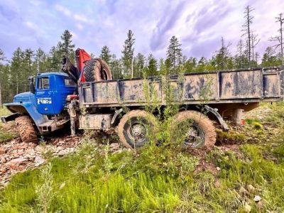В Олекминском районе Якутии из-за отказа тормозов водитель большегруза выпрыгнул из кабины и погиб