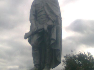 Братская могила воинов Советской Армии, погибших в период Великой Отечественной войны. Захоронено 144 человека, установлено фамилий на 115 человек. Скульптура установлена в 1959 году