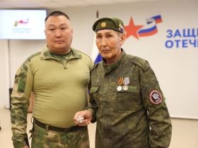 Нагрудные знаки добровольцев вручили участникам СВО в Якутии