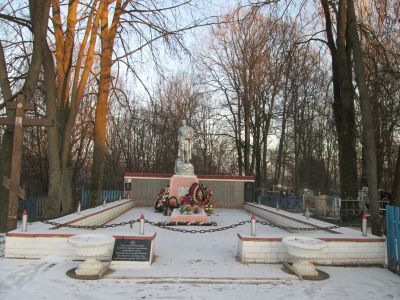 Братская могила 421 советского воина, погибшего в боях с немецко-фашистскими захватчиками в 1941-1943 гг. Установлена скульптура