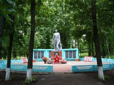 Братская могила советских воинов, погибших в боях с фашистскими захватчиками в 1943 году. Захоронен 491 человек, имена установлены. Скульптура советского воина