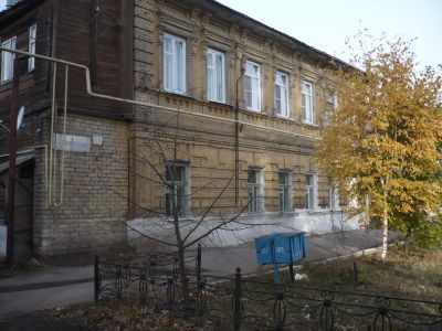 Дом жилой с надворными постройками