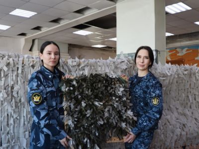 Женсовет УФСИН Якутии плетет маскировочные сети для участников СВО