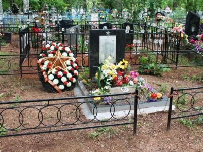 Братская могила воинов Советской Армии, погибших в боях с немецко-фашистскими захватчиками в период Великой Отечественной войны 1941-1945 гг.