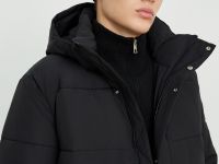 Утепленное пальто с воротником-стойкой