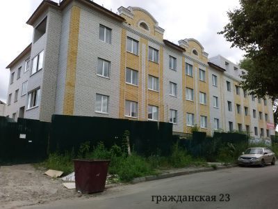 Большой дом с балконом (публичный дом)