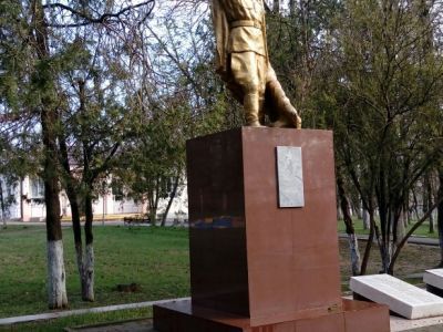 Братская могила 4 красных партизан. Установлена скульптура