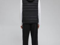 Утепленный жилет со съемным капюшоном