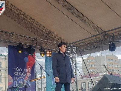 Подарки вручили жителям Якутска, родившимся в День города