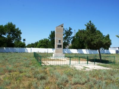 Братская могила советских пограничников, подпольщиков и памятный знак воинам-односельчанам погибших в годы Великой Отечественной войны (скульптор Н.И.Смуругов)