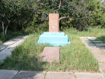 Братская могила советских воинов и памятный знак в честь воинов - односельчан, погибших в годы Великой Отечественной войны