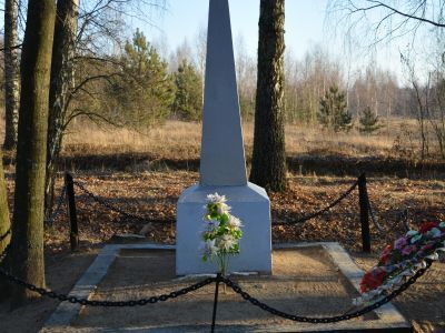 Братская могила 10 советских воинов, погибших в 1943 г. в боях с немецко-фашистскими захватчиками