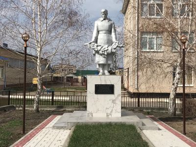 Памятник над могилой воинов, погибших в ВОВ (1943 г.)