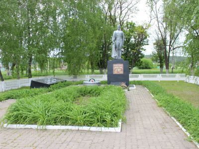 Братская могила советских воинов, погибших в боях с фашистскими захватчиками в 1943 году. Захоронено 6 человек, имена установлены. Скульптура: советский воин со знаменем