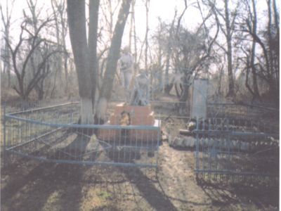 Братская могила советских воинов