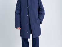 Пуховое пальто с капюшоном и отложным воротником