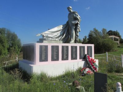 Братская могила воинов Советской Армии, погибших в феврале 1943 года. Захоронено 751 человек, установлено фамилий на 309 человек. Скульптура установлена в 1952 году