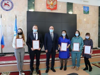 Глава Мирнинского района Александр Басыров вручил жилищные сертификаты