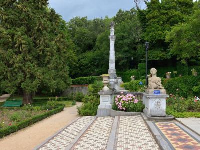 Подпорная стена с четырехступенчатой лестницей, скульптурами "Сфинкс", вазами и столбами