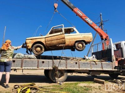 Двое жителей микрорайона Марха своими силами очищают берег местной речки