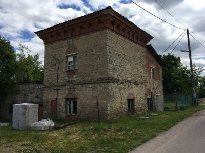 Каретный сарай с башнями