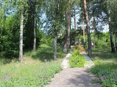 Братская могила советских воинов, погибших в боях с фашистскими захватчиками в 1943 году. Захоронено 23 человека, имена установлены. Обелиск