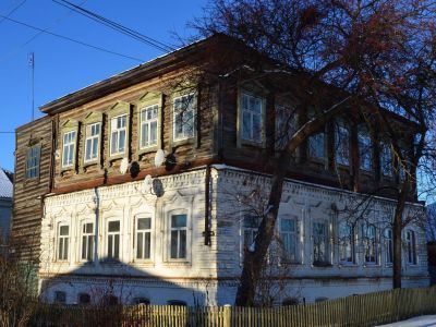 Двухэтажный жилой дом (первый этаж-каменный, второй-деревянный)