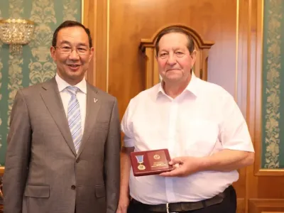 Айсен Николаев наградил Илью Михальчука Знаком отличия «Гражданская доблесть»