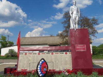 Братская могила советских воинов, погибших в боях с фашистскими захватчиками в 1943 году. Захоронено два человека, имена установлены. Скульптура советского воина