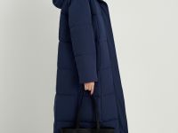 Утепленное пальто с капюшоном и воротником-стойкой