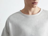 Серая свободная футболка из искусственной замши с патчем Глория Джинс