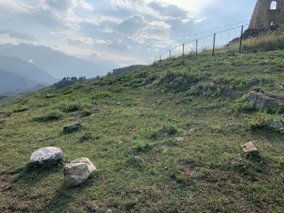 Руины каменной постройки № 3 архитектурного комплекса "Мусийкъонгийкоте"