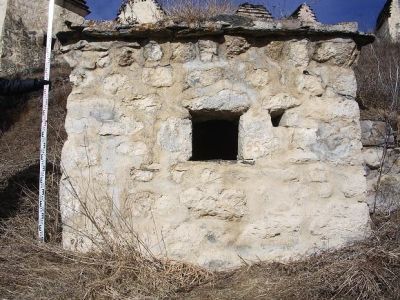 Склеп полуподземный с гладкой фасадной стеной 27