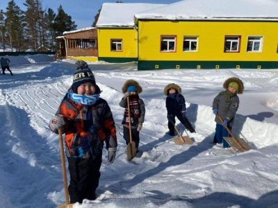 Фотофакт: в селе Бяс-Кюель Горного района многодетный отец сделал горку из снега для детей